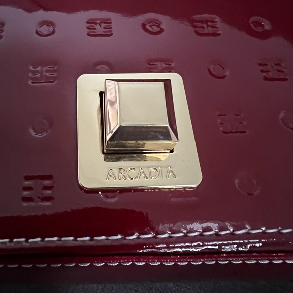 NWT ARCADIA PATENT LEATHER CROSSBODY SHOULDER BAG PURSE - Picture 5 of 11